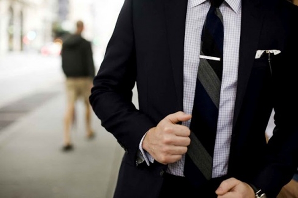 Plain and plain tie